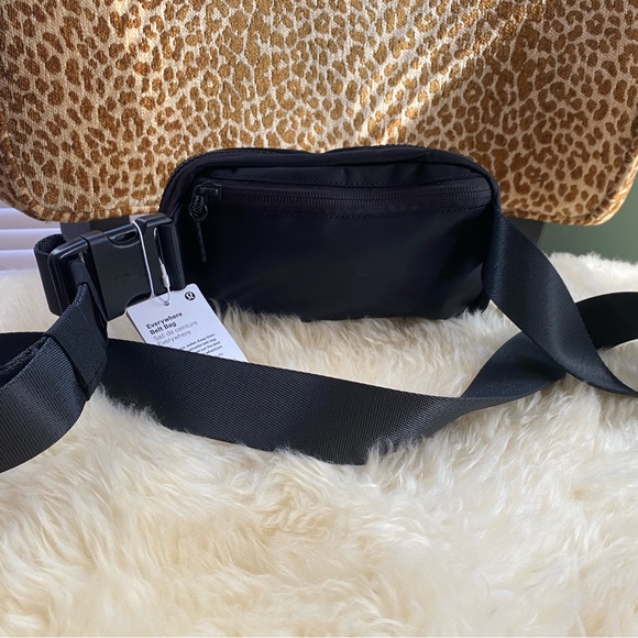 NWT lululemon everywhere belt bag black - Picture 5 of 5
